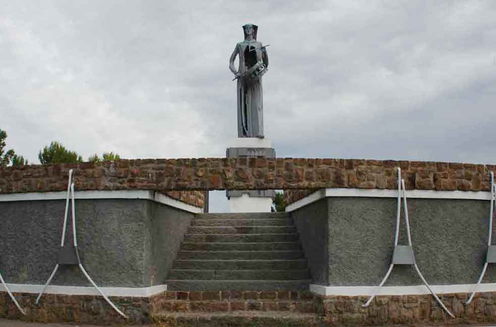 Teruel - Alcañiz 04 - monumento al Tambor.jpg